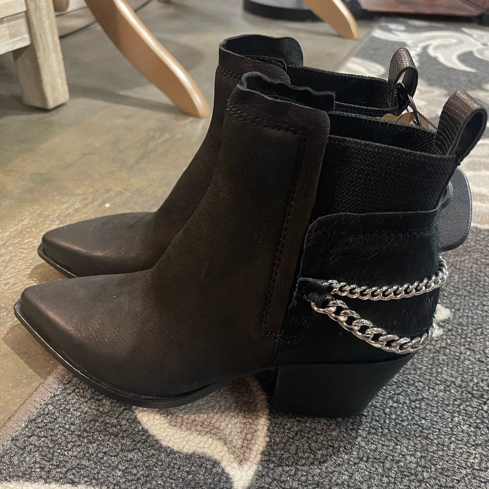 ❌❌Gifted 
Dolce vita booties